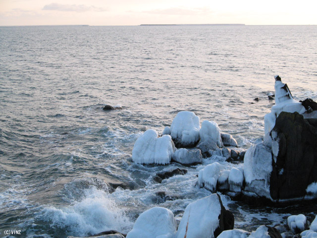 雪景色　北海道　道東　根室　納沙布岬岩礁と2003年4月18日に座礁したロシア船の残骸